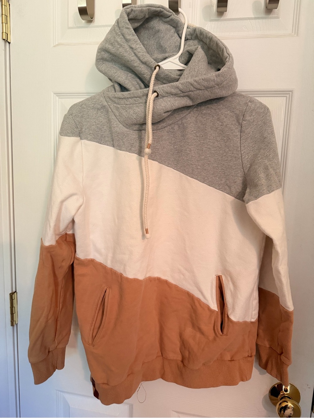 AMPERSAND AVE Women’s Colorblock Hooded Sweatshirt — Gray, White & Tan